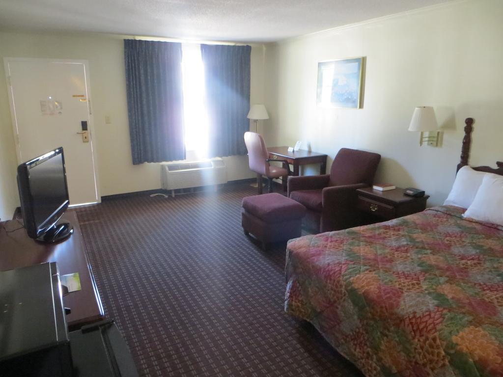 Days Inn Милледжвилл Экстерьер фото