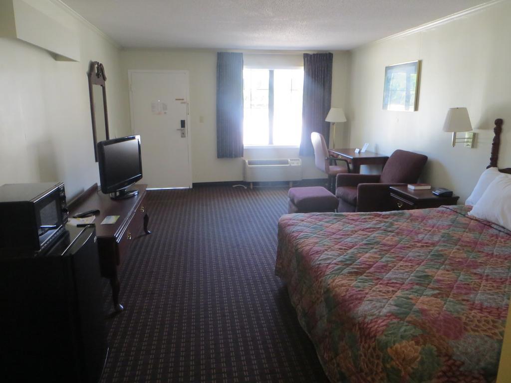Days Inn Милледжвилл Экстерьер фото